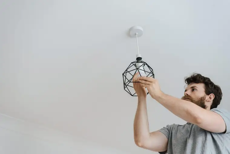 Électricien à Écommoy, photographie d’illustration